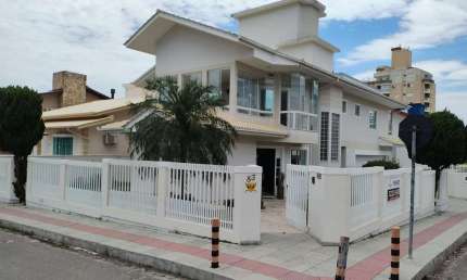 Casa com 3 quartos à venda na Rua Varese, 83, Pagani, Palhoça por R$ 2.400.000