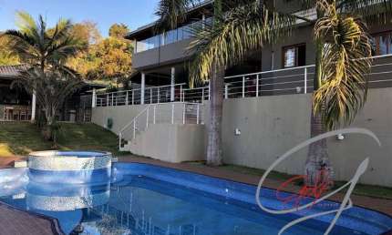 Casa com 890m² Chácara Santa Lucia - Carapicuíba, SP, moderna mansão com 5 suítes, 6 garagens e lazer completo.