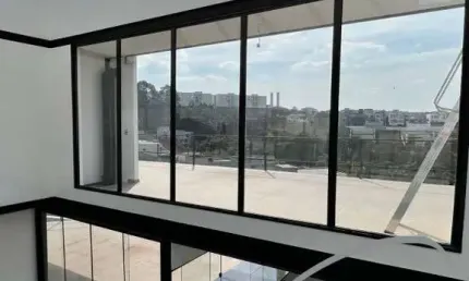 Casa de alto padrão com 3 suítes e 6 vagas em condomínio no Jardim Caiapia, Cotia-SP: aproveite essa oportunidade!
