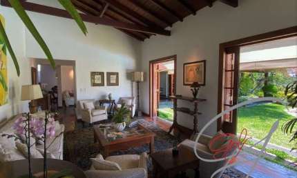 Imóvel de 410m² com 4 Dormitórios, sendo 2 Suítes, 6 Banheiros e 5 vagas de garagem, sendo 3 cobertas, localizado no miolo da Granja.