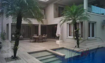 Vendo casa de condomínio no Tamboré 2, com acabamento impecável, com amplos ambientes. Alphaville