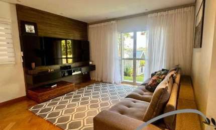 Imperdível oportunidade: Casa de alto padrão com 4 suítes e 8 vagas no Parque dos Príncipes em São Paulo-SP!