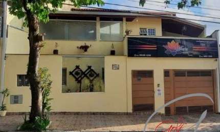 Excelente Casa Comercial à Venda em Osasco-SP, Bairro Vila Campesina: 2 Quartos, 4 Salas, 5 Banheiros e 240m² de Área!