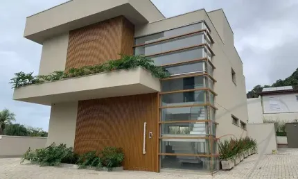 Casas em condomínio exclusivo com localização privilegiada, numa rua central da praia de Juquehy, em São Sebastião, no litoral norte de São Paulo.