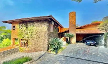 Casa de 8 quartos e 4 suítes na Granja Vianna, Jandira-SP: 624m² de sofisticação e conforto. Agende sua visita!
