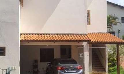 Ótima casa no Parque do Príncipes com 4 dormitórios, sala, cozinha, 6 Vagas