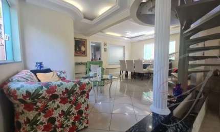 Excelente sobrado de 300 m² de área construida a venda no Jardim Adalgisa.