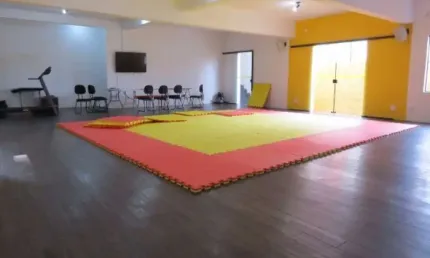 Imóvel comercial excepcional na Vila Yara, Osasco-SP: 5 quartos, 10 salas, 4 banheiros, 1 vaga de garagem - 600,00 m².