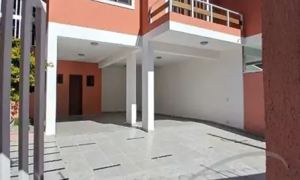 Casa de alto padrão com 3 suítes e 6 vagas na Vila São Francisco, São Paulo-SP!