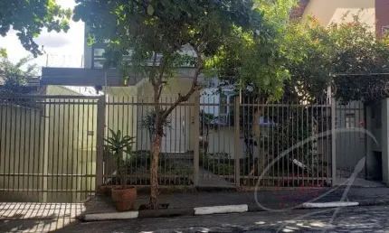 Sobrado a venda com 4 dormitorios, 5 vagas, portão automatico, 5 banheiros. Bairro Adalgisa. Escritorio.
