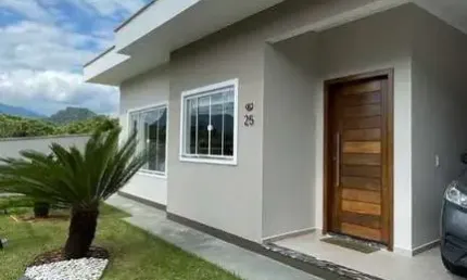 CASA COM SUÍTE + CLOSET E 2 QUARTOS + ÁREA DE FESTA COM PISCINA