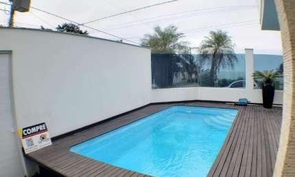 Sobrado Alto Padrão Mobiliado e Decorado na Quadra Mar em Balneário Piçarras – 4 Suítes, Vista Mar, Piscina e Mais de 260m² Privativos