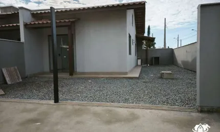 Casa de esquina com 2 quartos, suíte e espaço para 2 vagas no bairro itajuba em barra velha