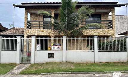 Sobrado com 5 Dormitórios a 50 Metros da Praia – Locação Anual em Barra Velha