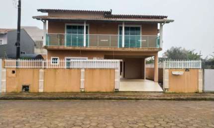 Sobrado Semi-Mobiliado com 3 Suítes e Piscina – Locação Anual em Barra Velha