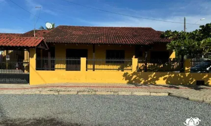 Casa com 3 quartos e amplo terreno – 300 metros do mar em barra velha