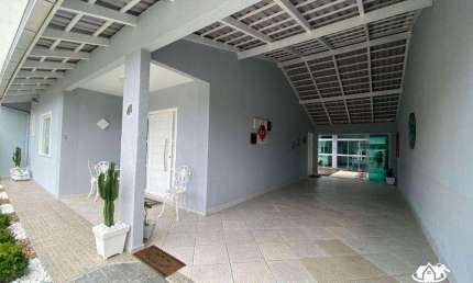 Casa com Piscina Aquecida a 100 Metros do Mar – Venda em Barra Velha
