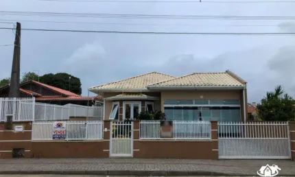 Casa mobiliada à venda em Itajuba, Barra Velha, a 400m da praia. 3 quartos, suíte com closet, área gourmet e amplo quintal.
