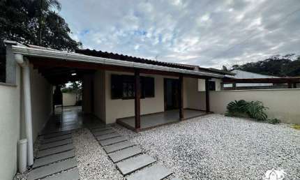 Casa com 2 quartos, churrasqueira e amplo terreno para locação anual no Quinta dos Açorianos em Barra Velha