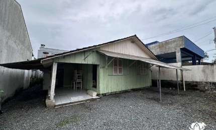 Casa com 4 quartos e amplo terreno para locação no Centro de Balneário Piçarras