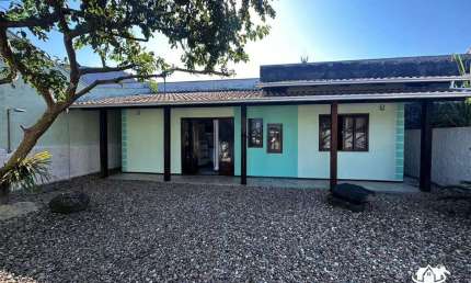 Casa com área de festas, um quarto e amplo terreno para locação anual – Itajuba, Barra Velha
