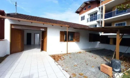 Casa Térrea com 3 Dormitórios, Suíte e Amplo Quintal a 600 Metros da Praia em Barra Velha