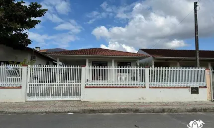 Casa com 3 Dormitórios, Área de Festas e Jardim a 800 Metros da Praia no Bairro Itajuba em Barra Velha