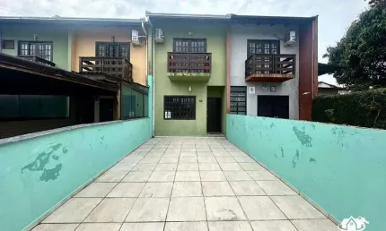 Sobrado mobiliado com 2 dormitórios e área de festas a 200 metros do mar em itajuba barra velha