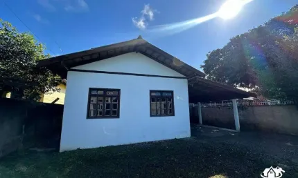Casa com 3 quartos e amplo terreno para locação anual no bairro itacolomi em balneário piçarras