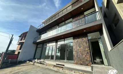 Sala comercial piso inferior, ampla de 180m² para locação anual no bairro itajuba em barra velha