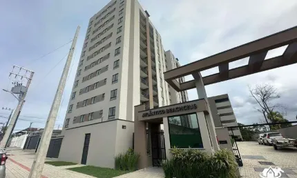 Apartamento semi-mobiliado com 2 dormitórios vista mar no centro de balneário piçarras