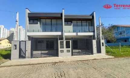 Sobrado de Padrão Médio/alto com 154 m2, a venda no Bairro Itacolomi, Balneário de Piçarras
