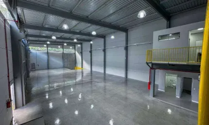 Galpão Comercial/Industrial com 663,25m² + 93,25 de Mezanino - Valparaíso - Blumenau/sc