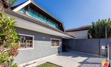Casa para venda possui 330 metros quadrados com 4 quartos em Uberaba - Curitiba - PR