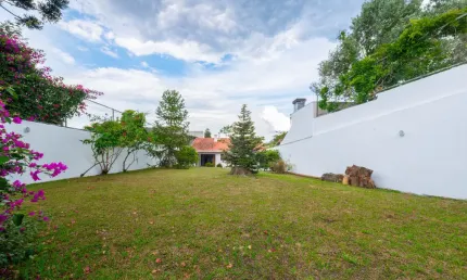 Imóvel para venda possui 422 metros quadrados com 4 quartos em Jardim Social - Curitiba - PR