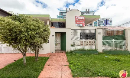 Casa para venda tem 829 metros quadrados com 7 quartos em Bacacheri - Curitiba - PR