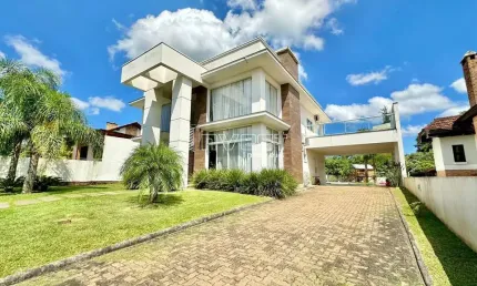 Casa em condomínio fechado com amplo terreno de 981,10m²