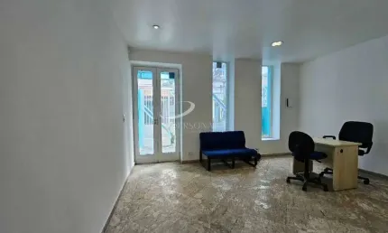 Prédio comercial, 350m2, 3 pavimentos, 10 salas, 2 vagas, para locação na Vila Mariana.