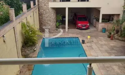 Sobrado com piscina comercial e edícula externa 12 vagas