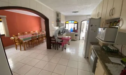 Casa com 5 quartos à venda na Vila Jaboticabeira, Taubaté  por R$ 745.000