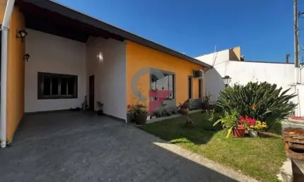 Casa com 3 quartos à venda no Jardim Independência, Taubaté  por R$ 745.000