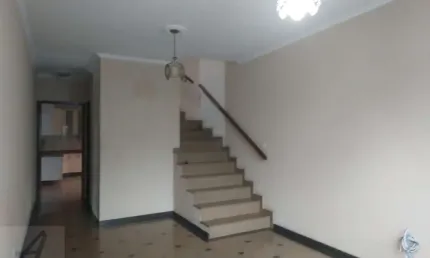Casa com 3 quartos para alugar na Rua Guaraja, Vila Mazzei, São Paulo