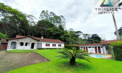 Casa com 4 quartos, 2 suítes, ampla área externa com lazer, campo e muito verde. 440m² de construção e 4.000m² de terreno. Bairro Novo Horizonte.