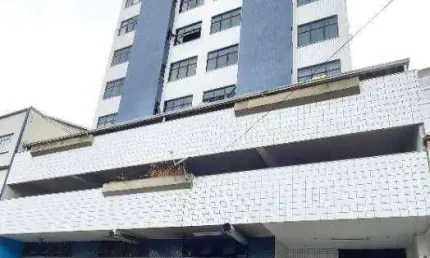 Apartamento quarto e sala com garagem e elevador em localização privilegiada. Rua Plana no Centro.