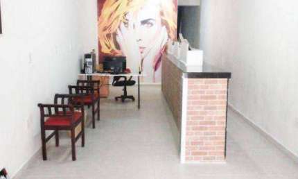 Loja ampla e reformada em ótima localização central e com boa visibilidade. 3 pavimentos. Estuda proposta ou parte em permuta.