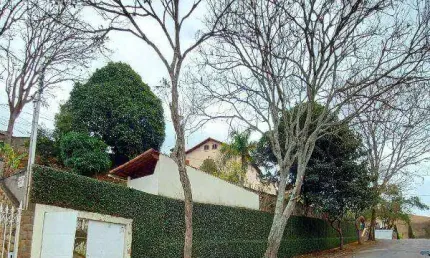 Terreno de esquina em localização privilegiada no Bairro Bom Clima. Todo murado, com edícula e pronto para construir. Oportunidade!
