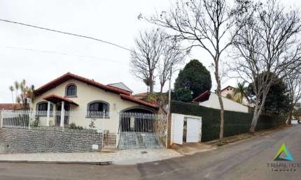 Casa 4 quartos com suíte, 2 salas e ampla área externa com quintal em localização privilegiada no Bom Clima.