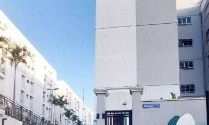 Apartamento 2 quartos com sacadas, sala, cozinha e área, banheiro, vaga. Portaria 24h. Bairro Marilândia.