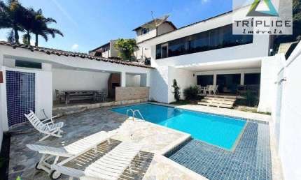 Casa duplex com 5 quartos, 2 suítes, área externa com piscina, espaço gourmet e bela vista. Localização privilegiada no bairro Vale do Ipê.