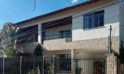 Casa 5 quartos, 2 suítes, 4 salas, cozinha ampla, varandas, quintal com  espaço gourmet e lindo paisagismo. Linda vista e localizada em rua tranquila.